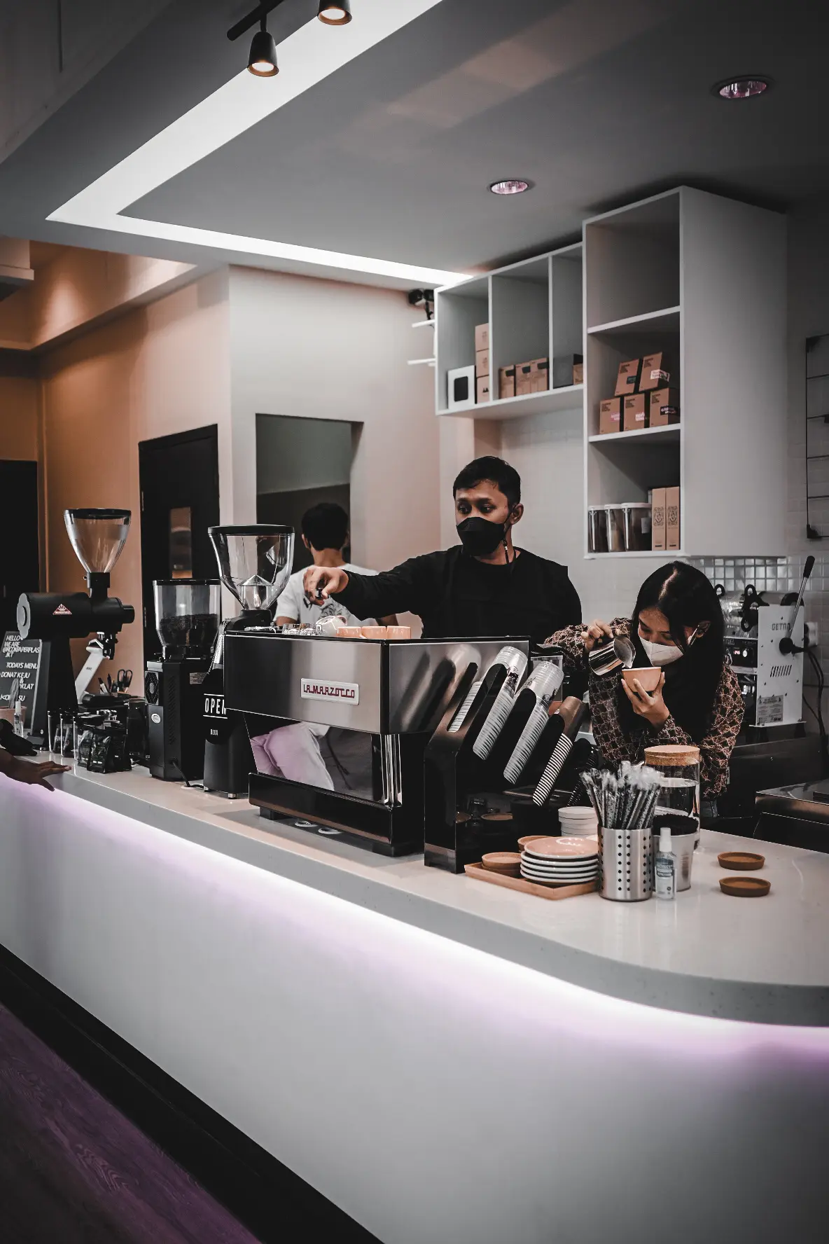 Udah mau cabut gara-gara asep, tapi pas sruput kopinya... Anjay, langsung duduk lagi 1