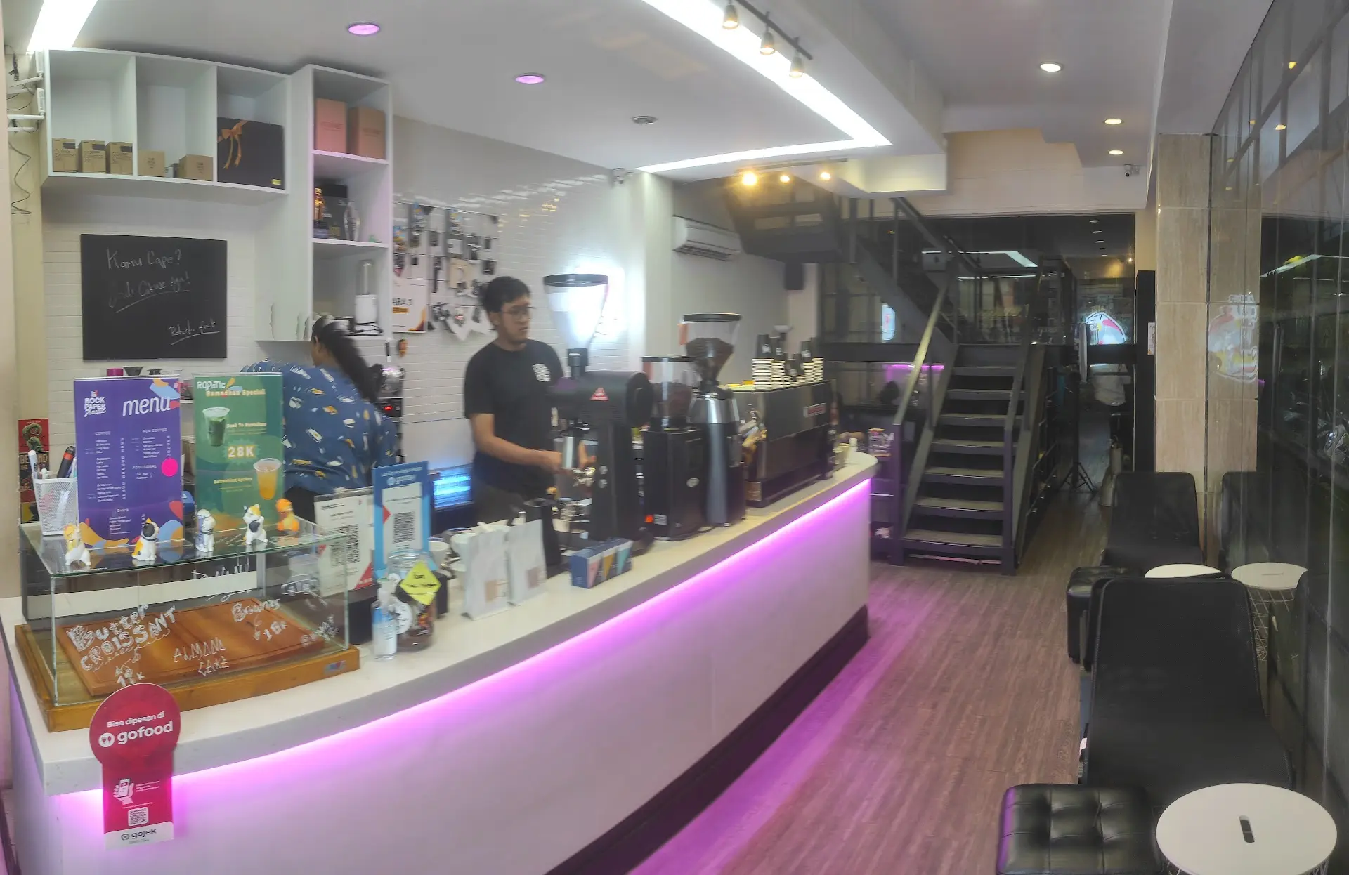 Udah mau cabut gara-gara asep, tapi pas sruput kopinya... Anjay, langsung duduk lagi 3