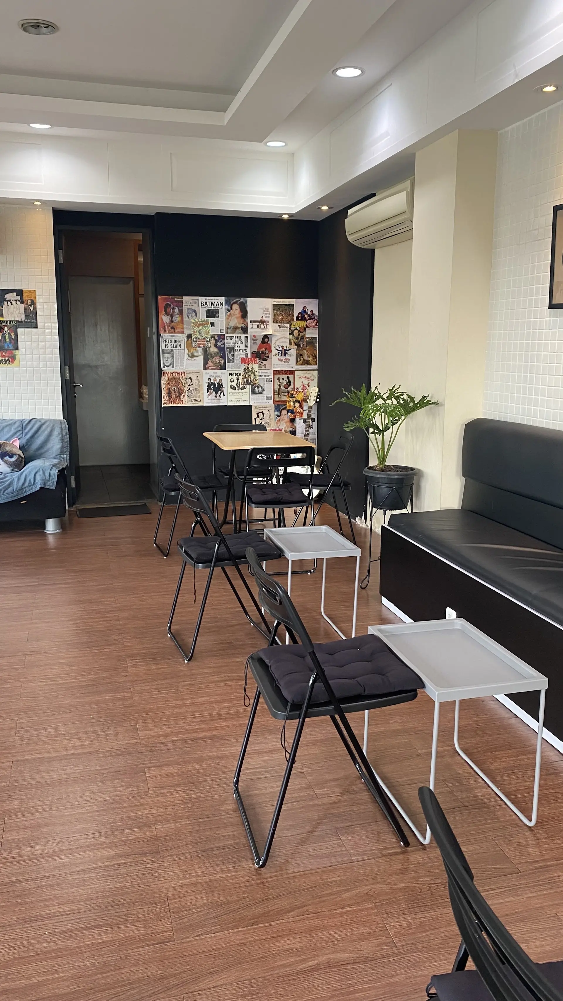 Udah mau cabut gara-gara asep, tapi pas sruput kopinya... Anjay, langsung duduk lagi 5