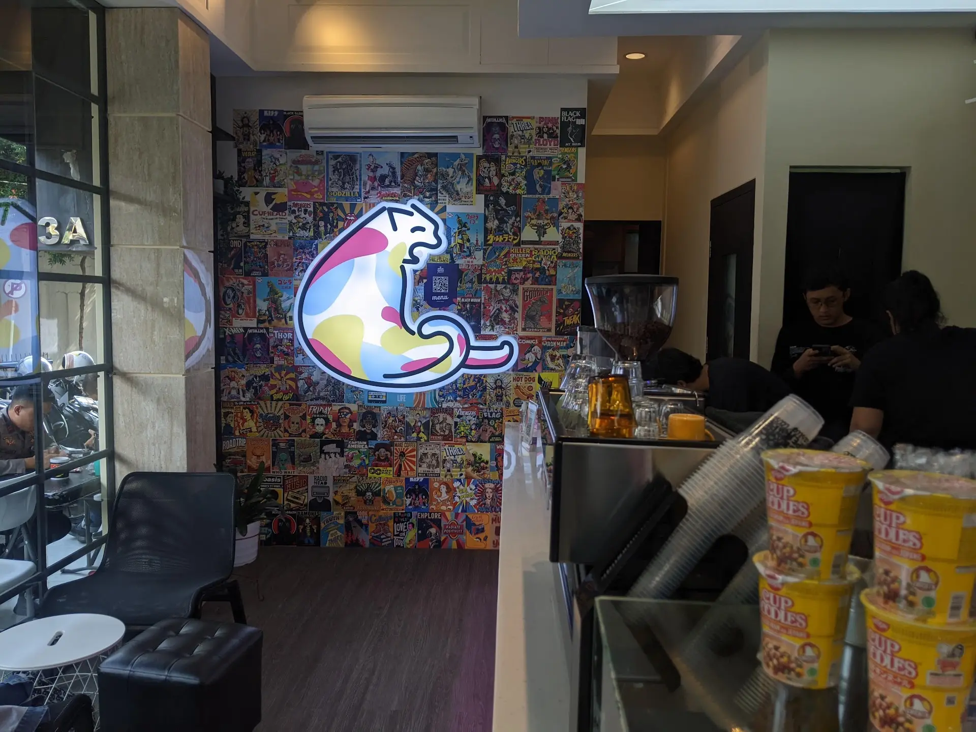 Udah mau cabut gara-gara asep, tapi pas sruput kopinya... Anjay, langsung duduk lagi 2