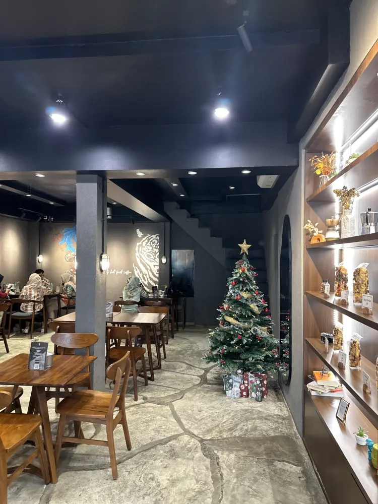 别光看4.9分!棉兰这家网红咖啡店,我先替你踩坑了