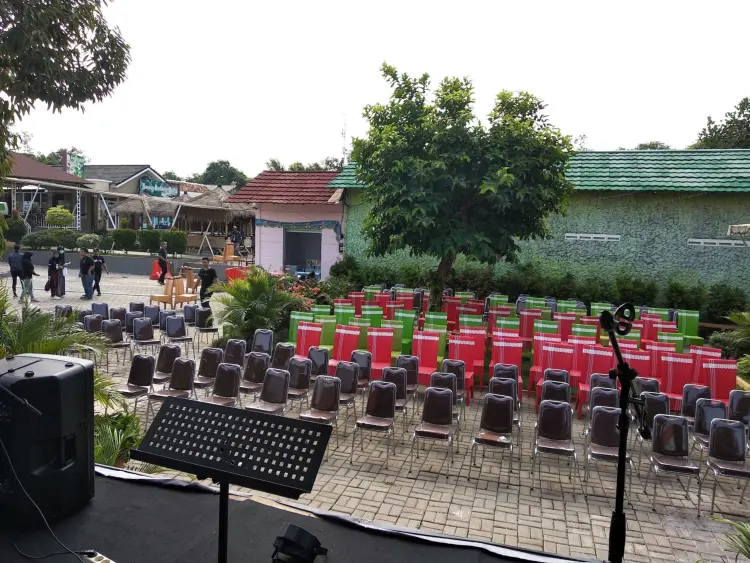 RESTO DAN CAFE DAUN SALMA 1