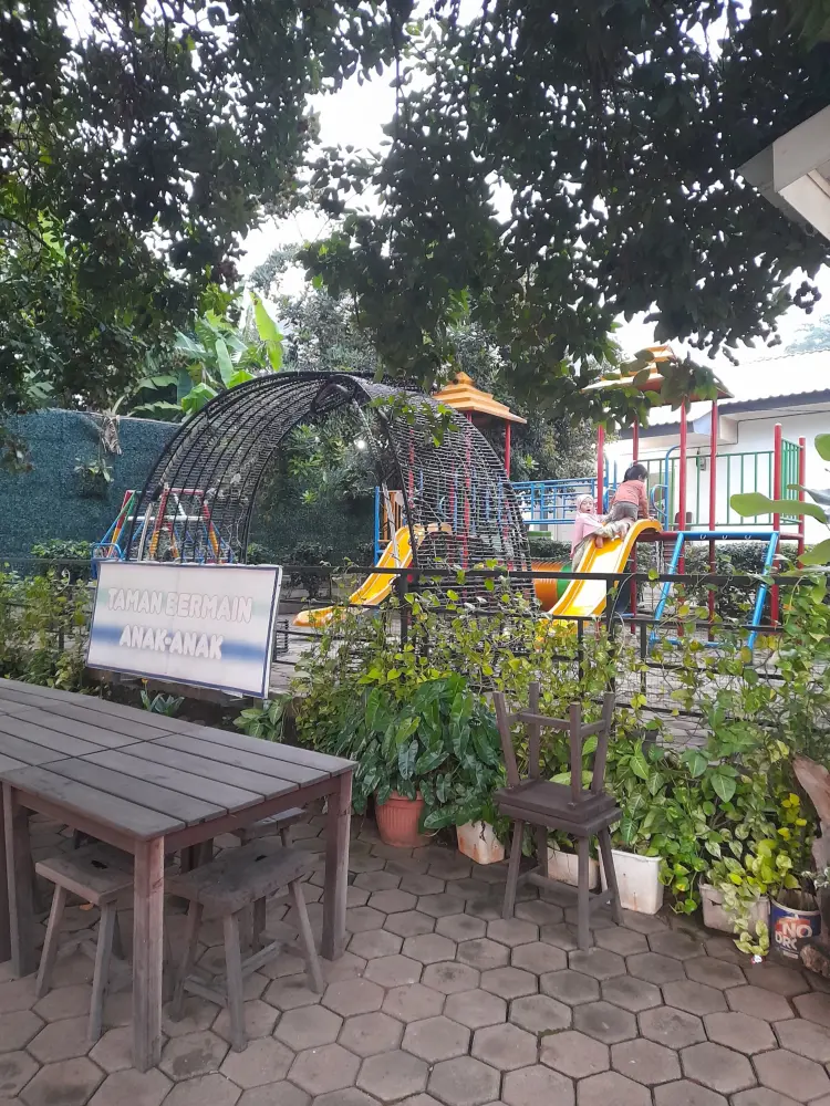 RESTO DAN CAFE DAUN SALMA 5