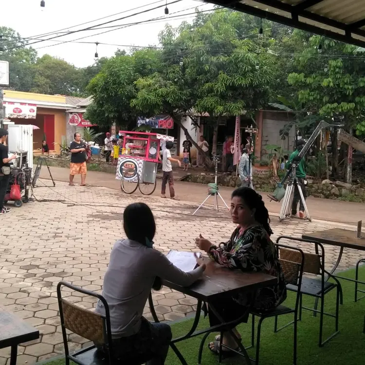 RESTO DAN CAFE DAUN SALMA 9