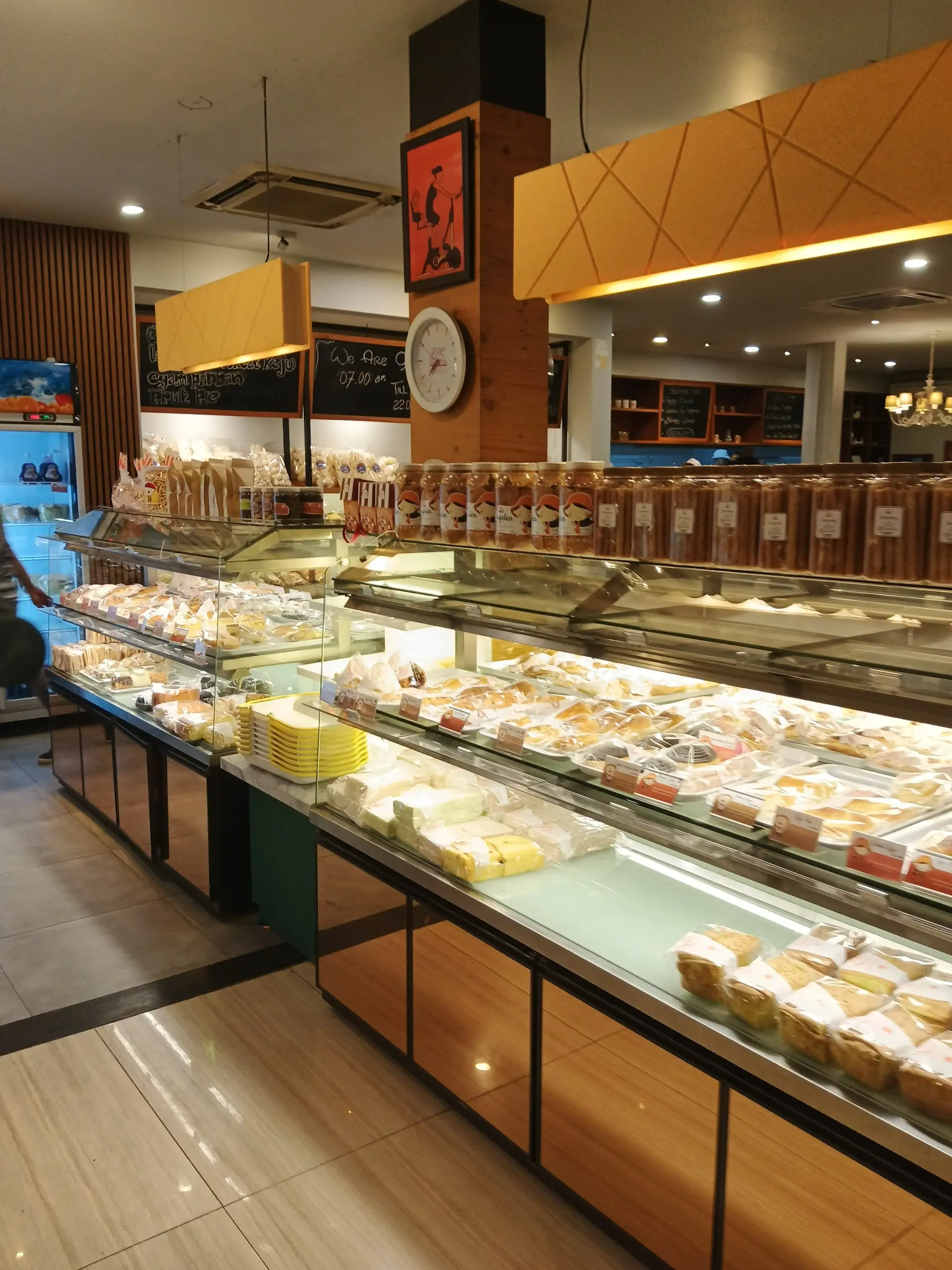 Kata siapa bakery gak bisa masak makanan `lokal`? `Anjay`, yang di Palembang ini berani beda! 😎🔥 3