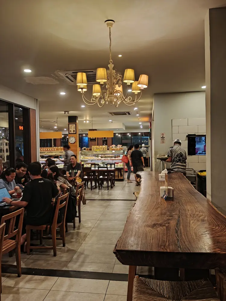 Kata siapa bakery gak bisa masak makanan `lokal`? `Anjay`, yang di Palembang ini berani beda! 😎🔥