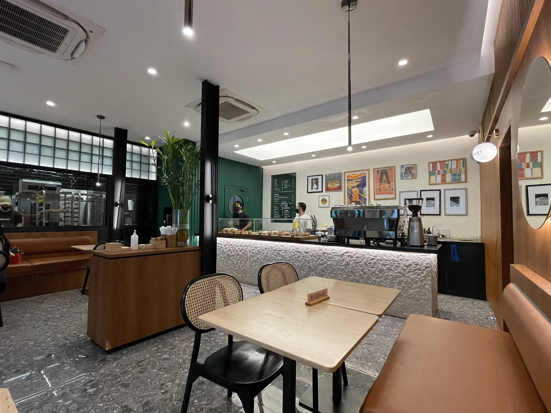 Pawrents Jakarta, kumpul! Cafe ini nggak cuma bolehin anjing nongkrong, tapi juga bikinin scrambled egg buat anabul 4