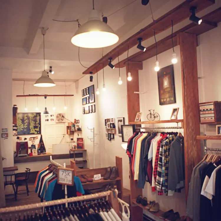 我宣布,武吉丁宜的续命咖啡因,被我在这家服装店找到了!