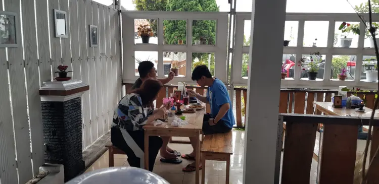 Waroeng Nggoenoeng Restaurant 10