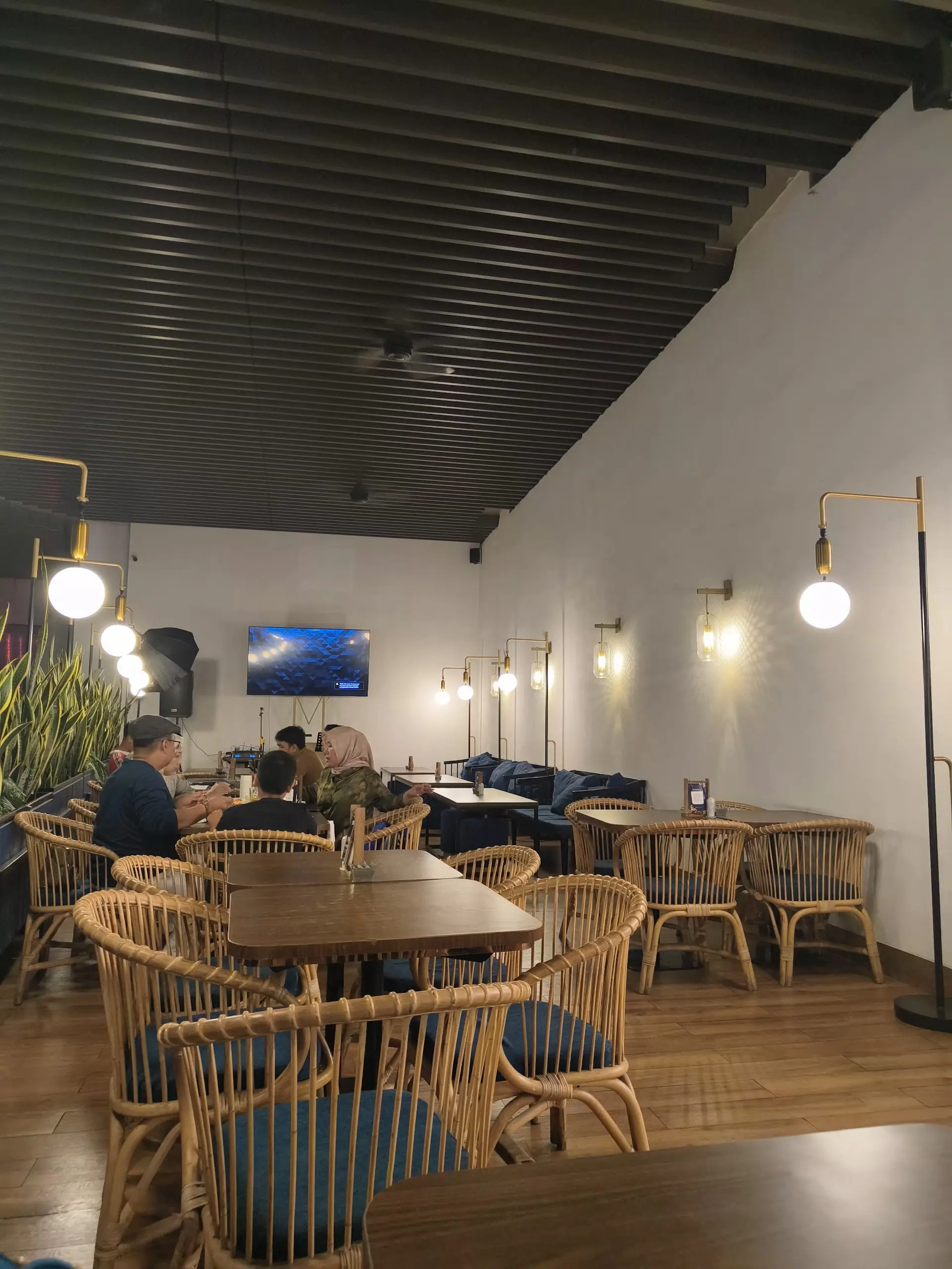 Google 4.7分，服务员却在吧台梳头？棉兰这家店我真的Anjay 5