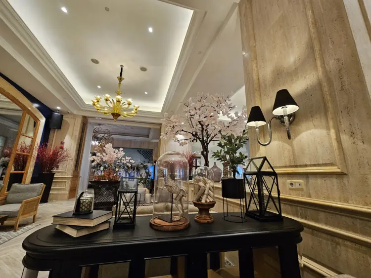 Lobo Restaurant & Bar 7