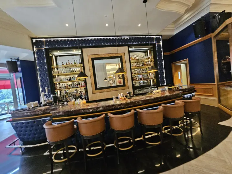 Lobo Restaurant & Bar 10