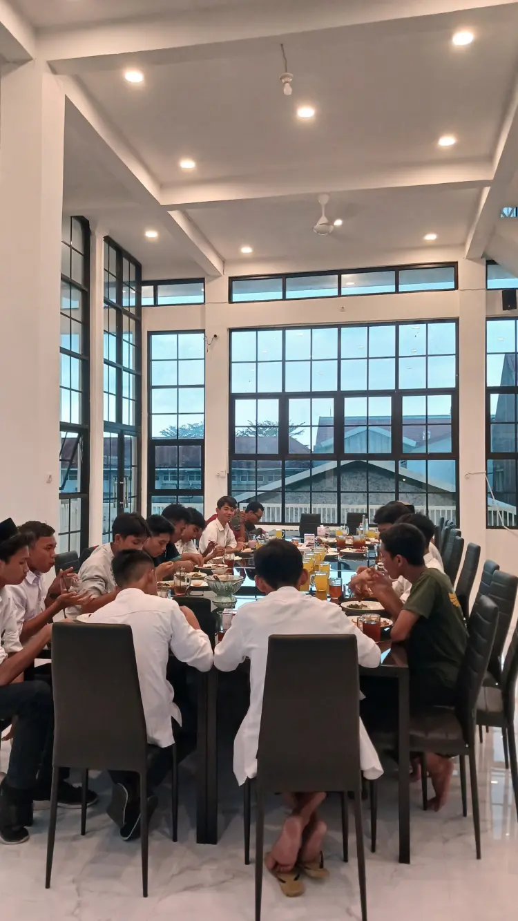 Bebek Pinggir Sawah Cafe & Eatery 1