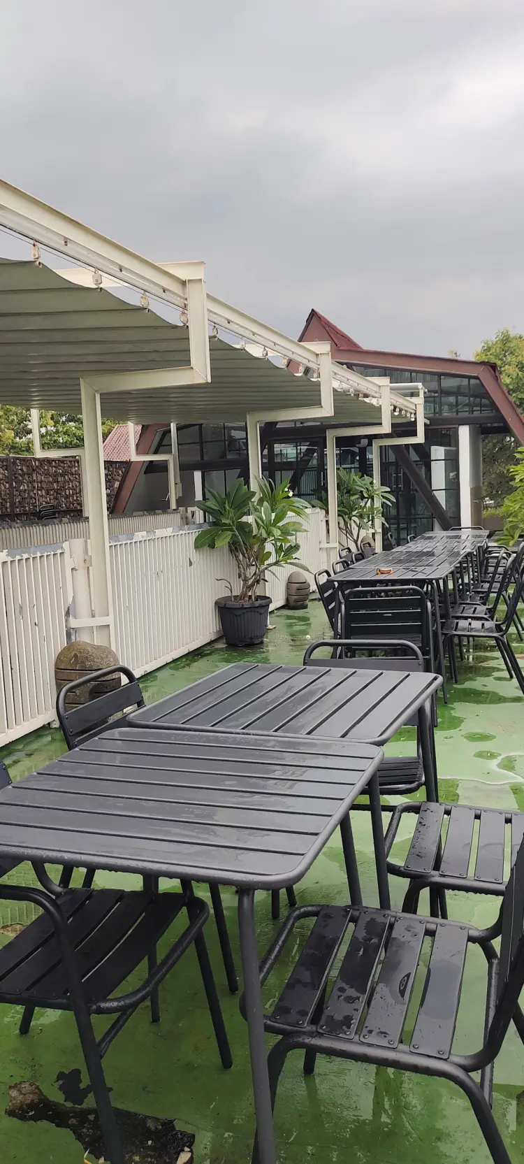 Bebek Pinggir Sawah Cafe & Eatery 4