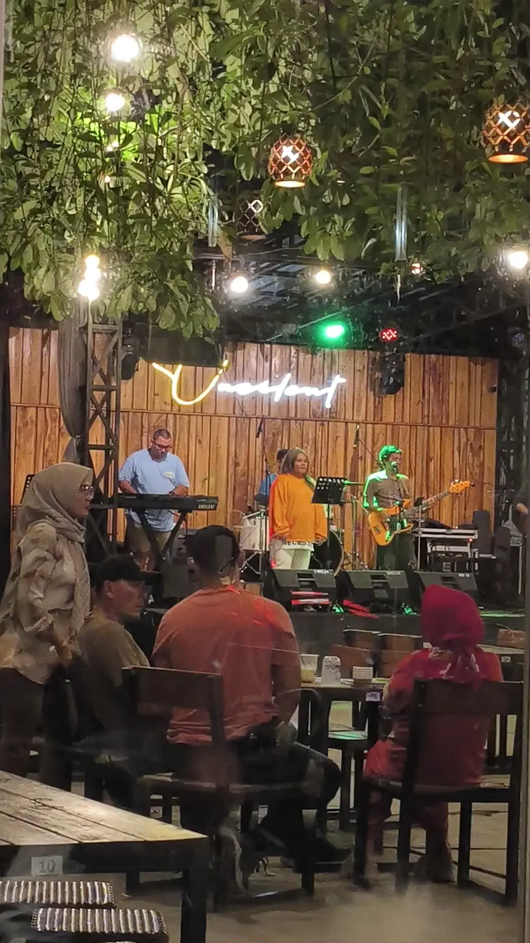 A 4.6-Star Live House on Google, but I ate rubber steak and spoiled tofu? 1