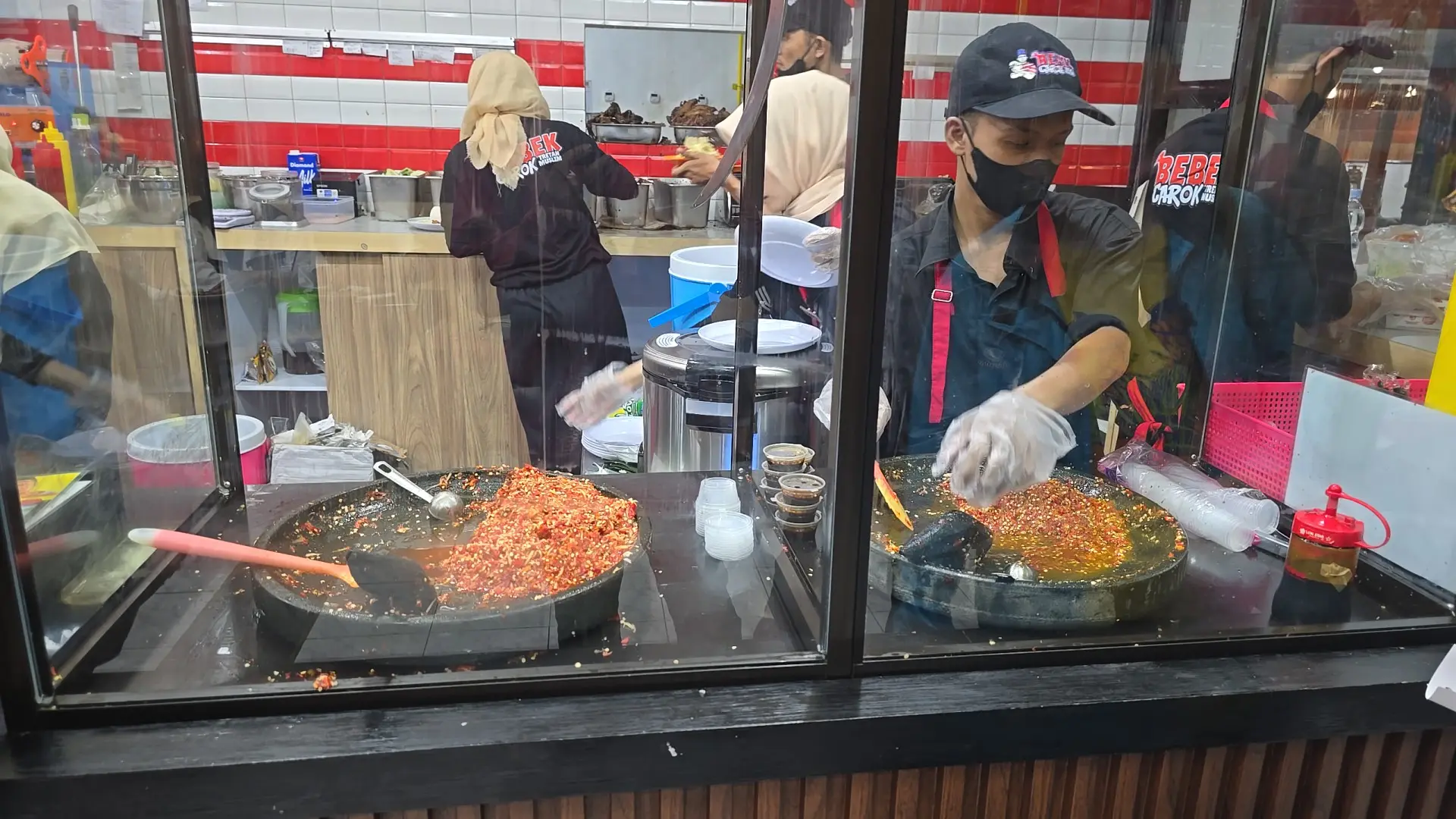 Anjay, bela-belain ke Malang buat bebek Tretan Muslim, eh lantainya malah lebih licin dari minyaknya? 🤣 1