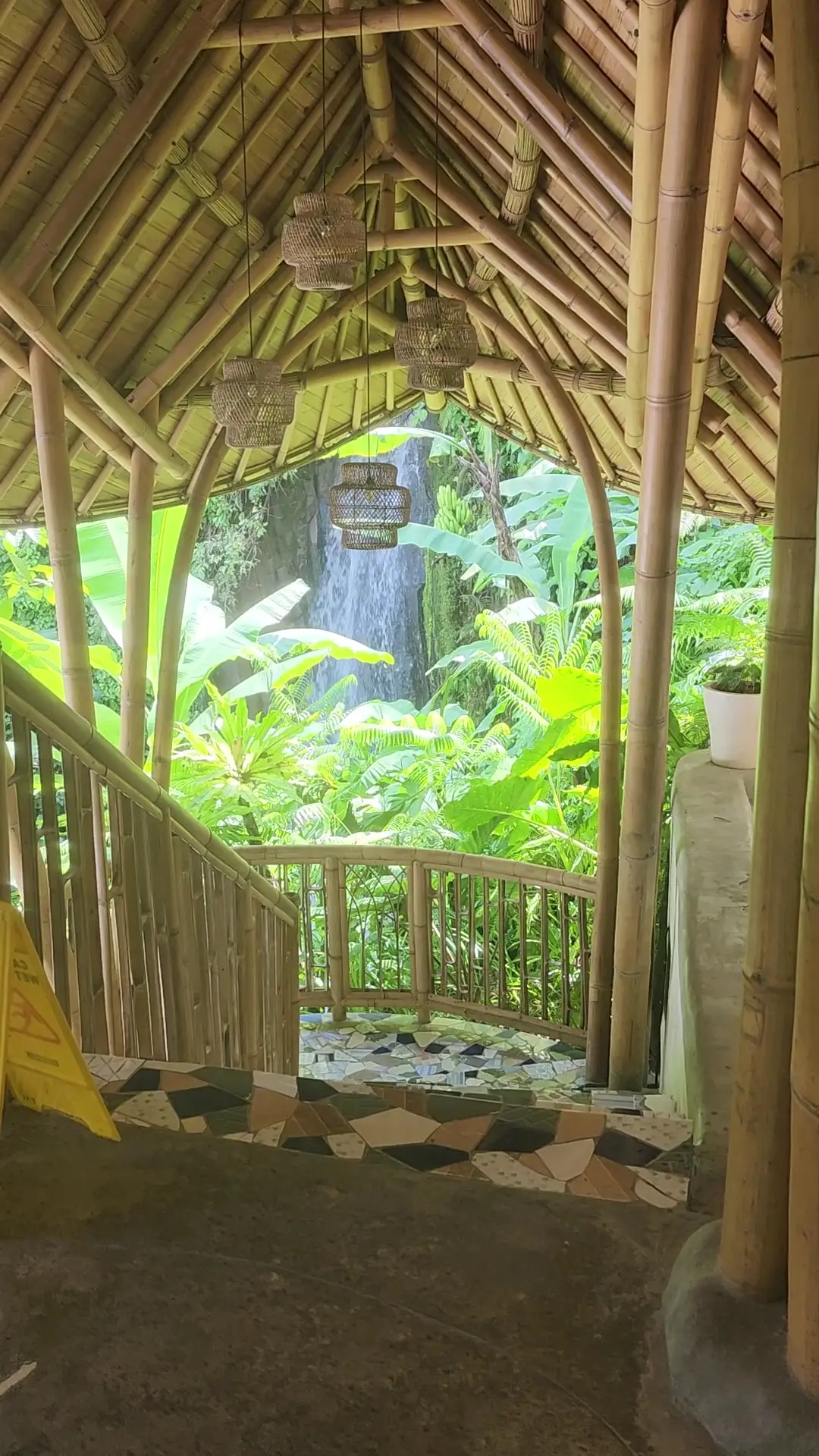 View air terjunnya Mantap, tapi makanannya worth it gak sih? Review jujur Omma Dayclub 4