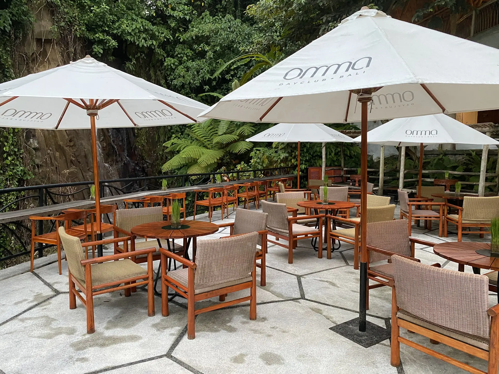 View air terjunnya Mantap, tapi makanannya worth it gak sih? Review jujur Omma Dayclub 6