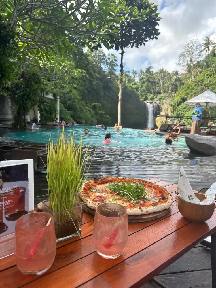 View air terjunnya Mantap, tapi makanannya worth it gak sih? Review jujur Omma Dayclub