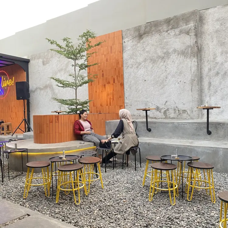 Kedai Kopi Tjan, Kayu Putih 1