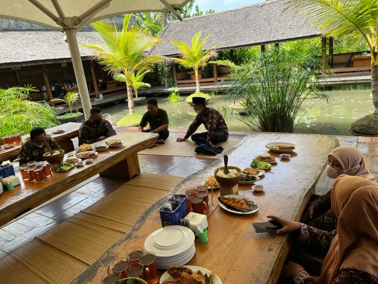 Gubug Makan Mang Engking Soragan Castle 6