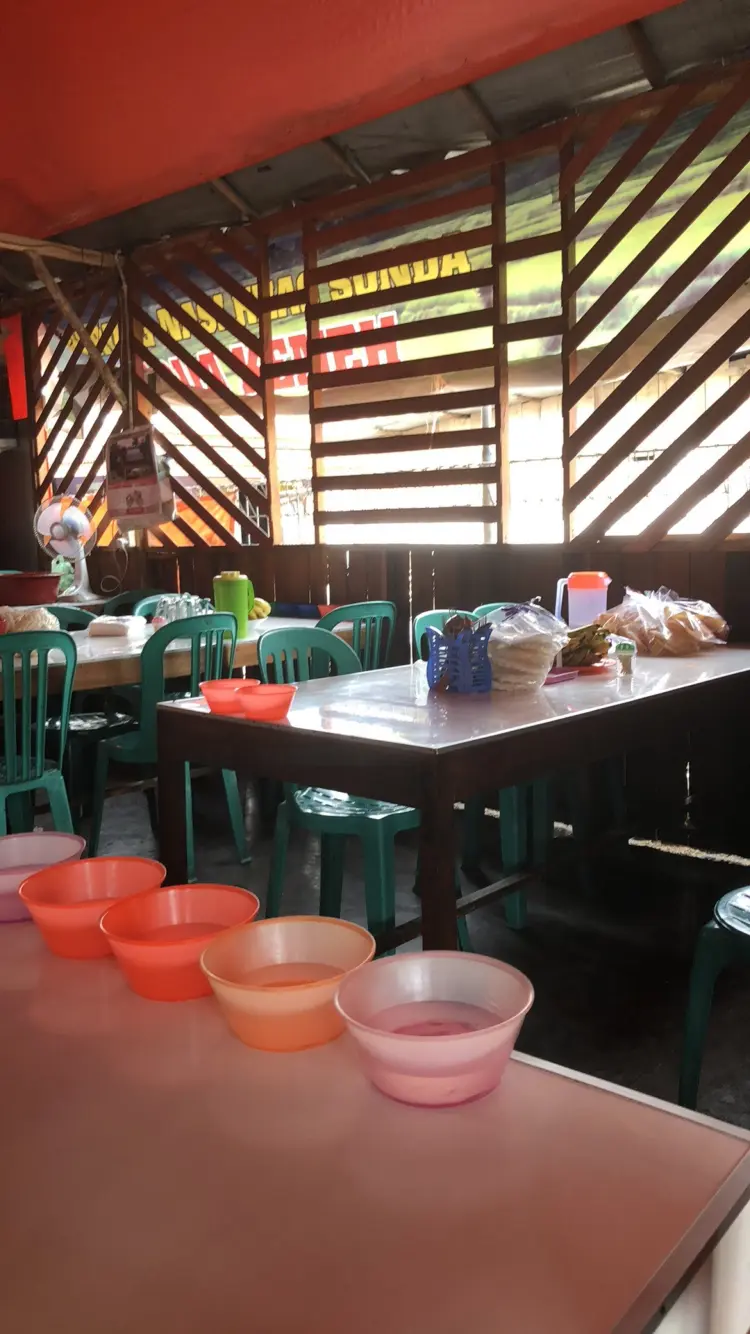 A 4.6-star Sundanese god-tier spot on Google... with this vibe? But I'll be back