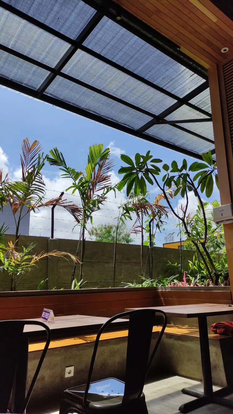 Bakmi 11k, ada colokan buat nge-charge, tempat di Surabaya ini paham banget anak kuliahan!