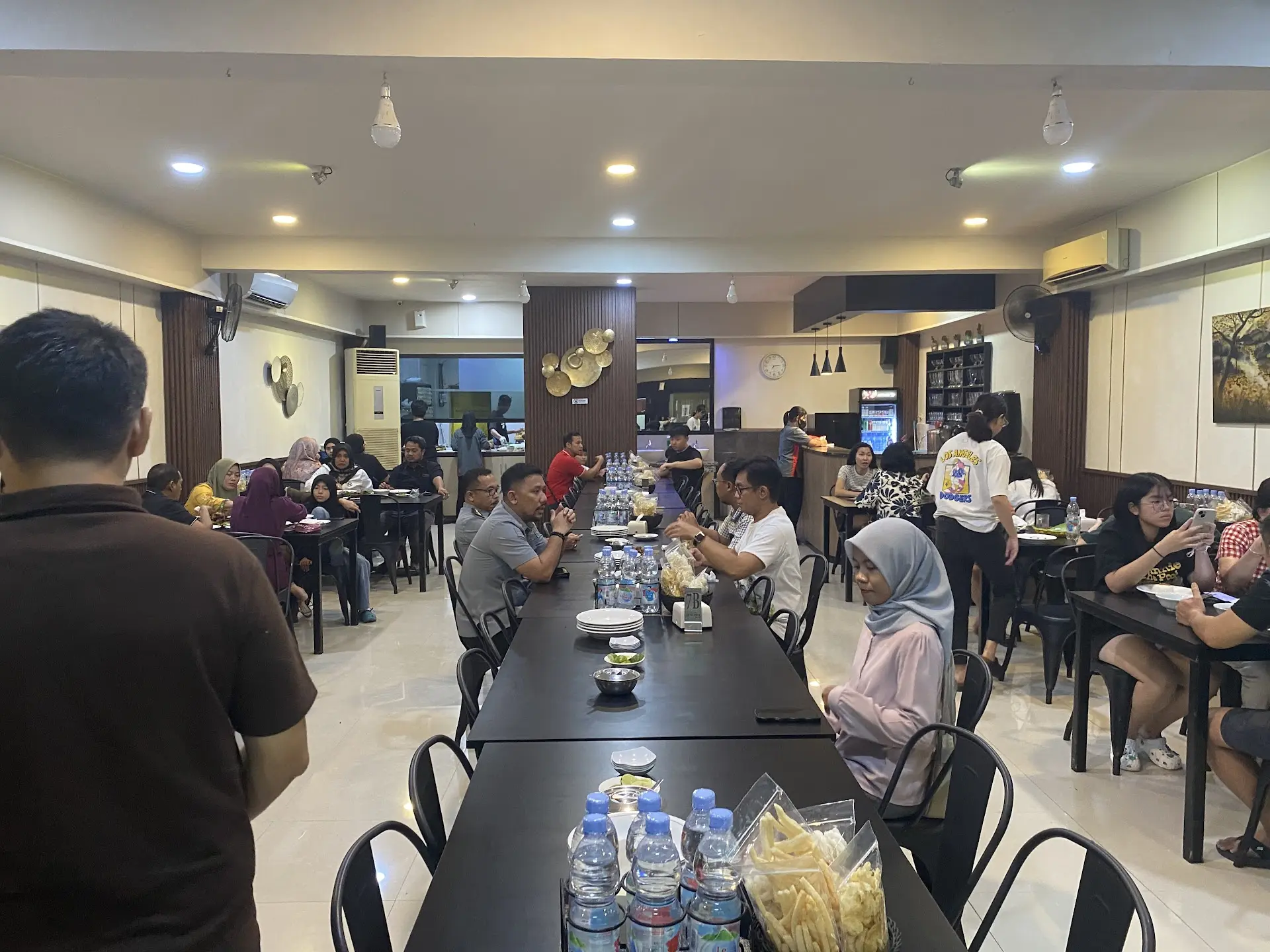 Anjay! Warung ayam goreng di Makassar ini gak ada menu, bayar wajib cash, kok bisa serame itu? 2