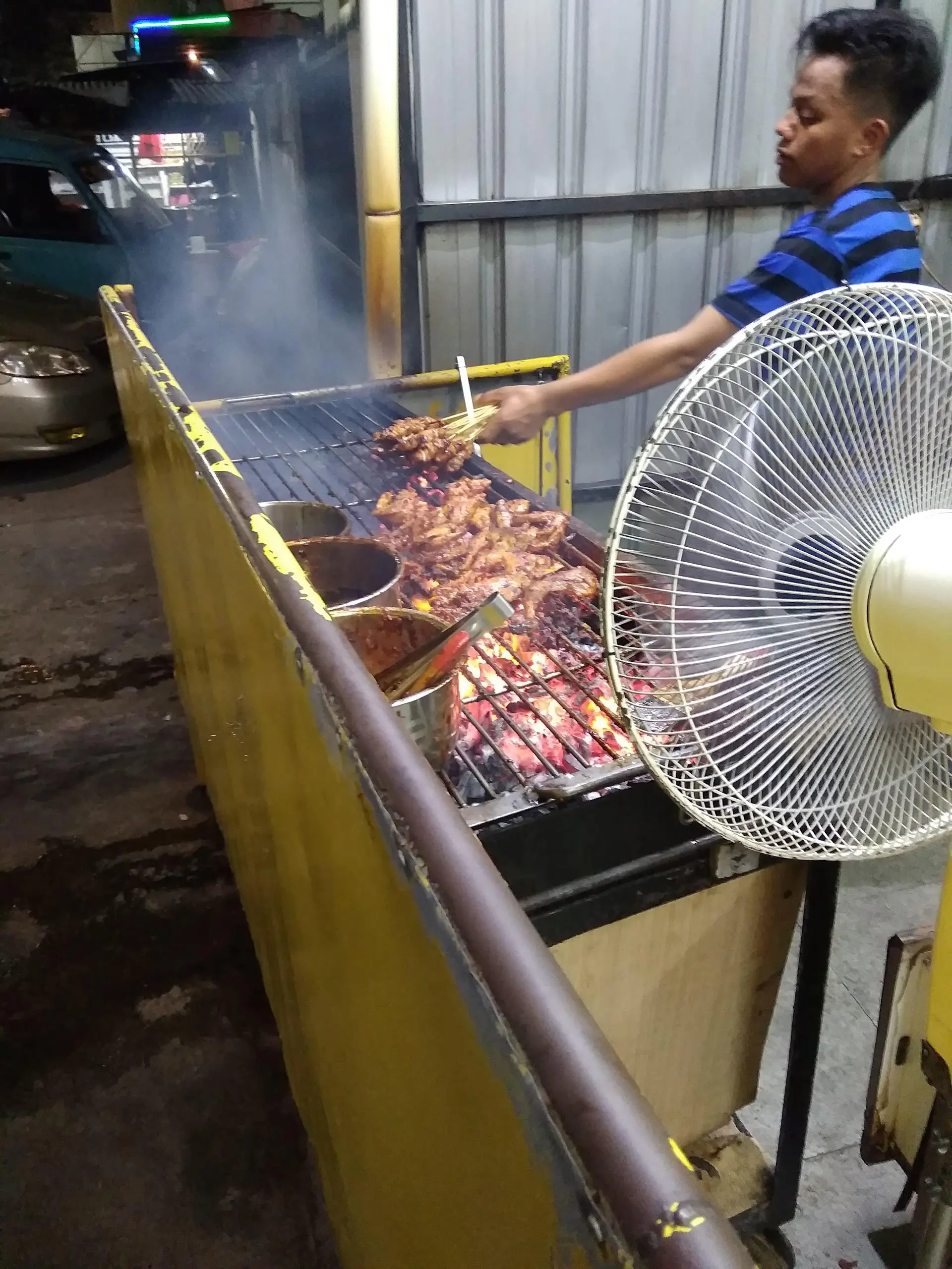 Anjay! Warung ayam goreng di Makassar ini gak ada menu, bayar wajib cash, kok bisa serame itu? 1