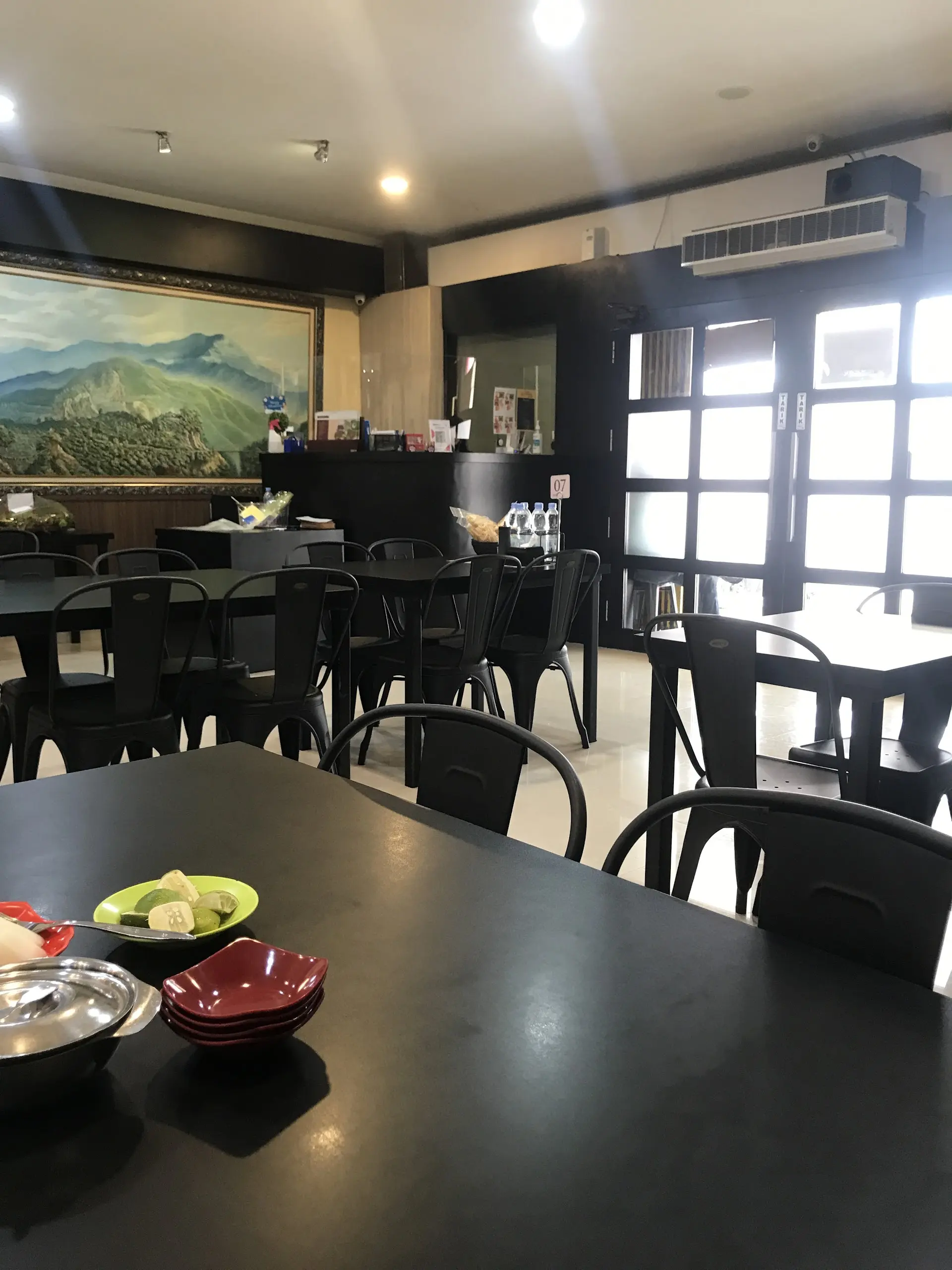 Anjay! Warung ayam goreng di Makassar ini gak ada menu, bayar wajib cash, kok bisa serame itu? 4