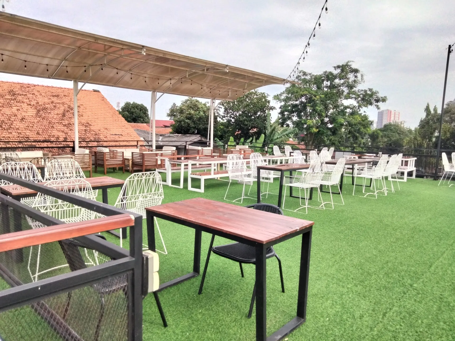 Students, Run! This Semarang Café: Pricey, But Outlets Galore. 6