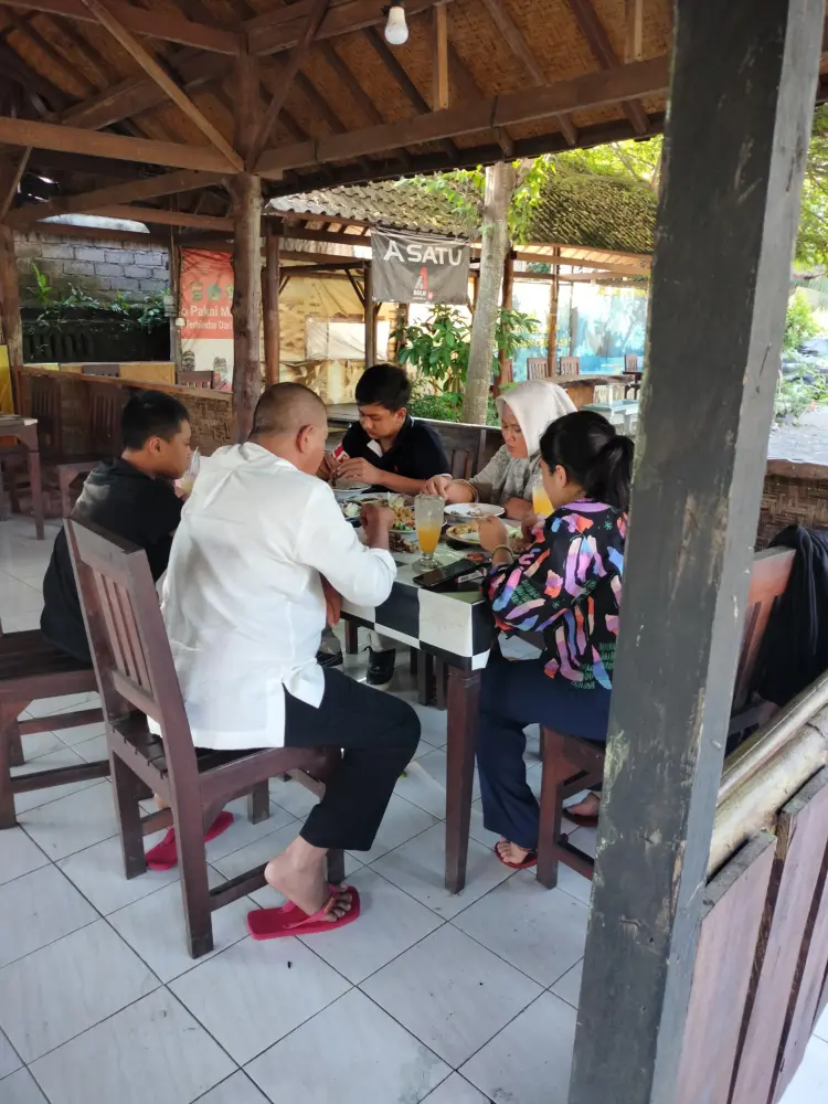 Warung Makan Muslim Lalanglinggah 4
