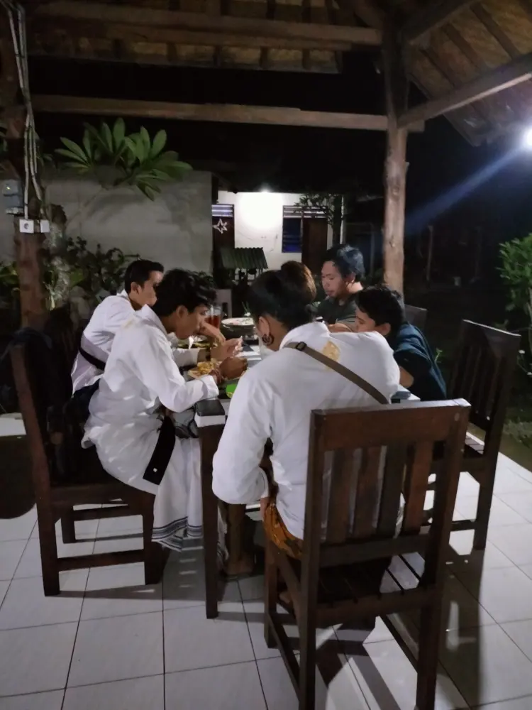 Warung Makan Muslim Lalanglinggah 7