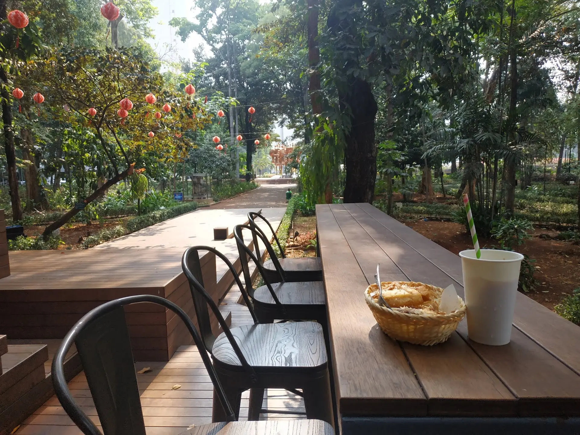 谁懂啊！雅加达这家森林咖啡馆，一半是天堂一半是地狱… 1