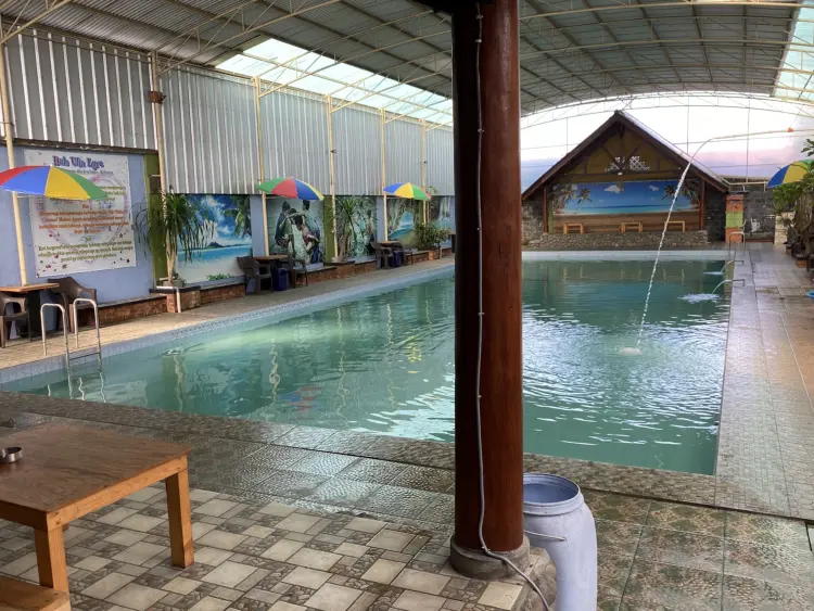 Kolam renang indoor Bale ulin Lyra 1