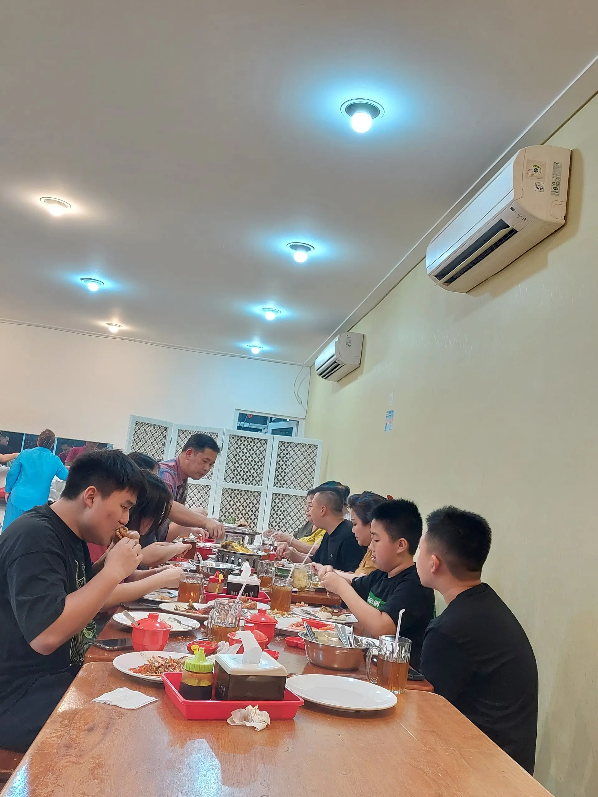 雅加达海鲜排队王，好吃是真好吃，但服务员想跟我干架也是真的… 6