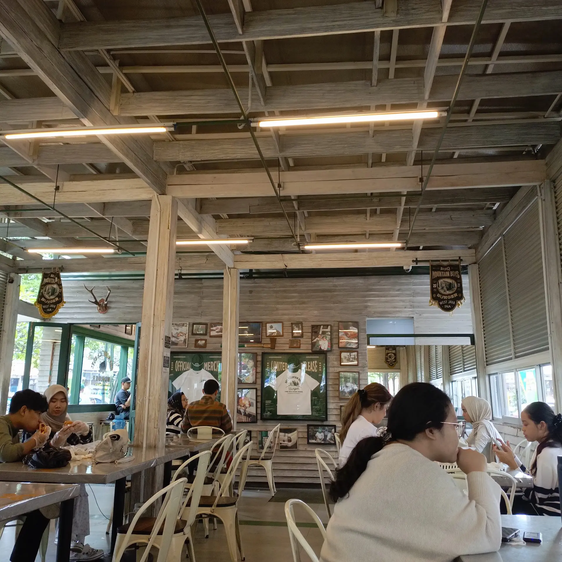 排队1小时就为这冷汉堡？万隆这家TikTok爆款我替你试了！ 3