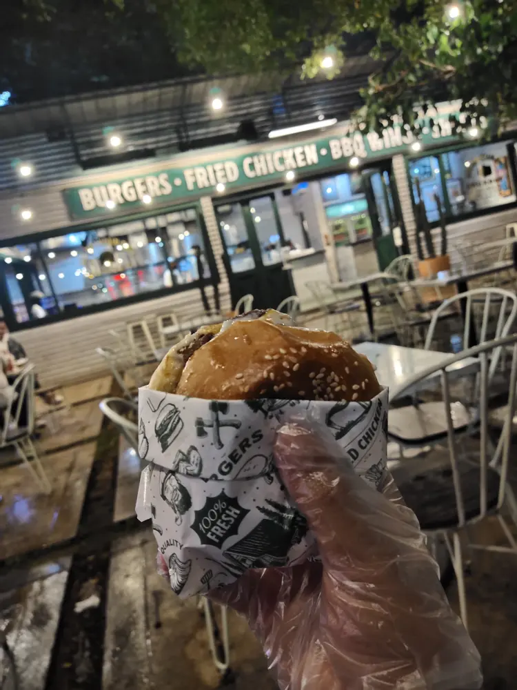 排队1小时就为这冷汉堡？万隆这家TikTok爆款我替你试了！