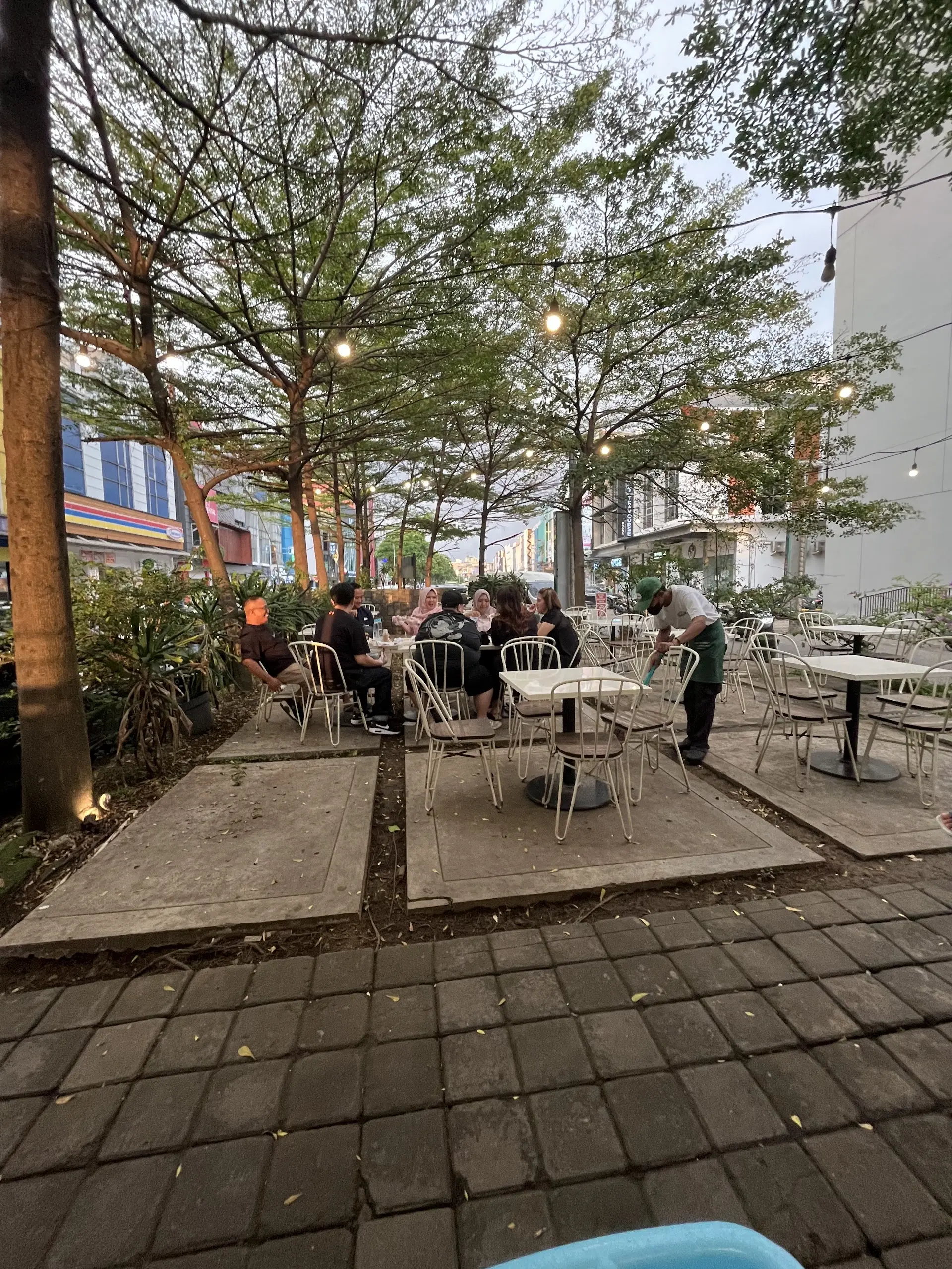 排队1小时就为这冷汉堡？万隆这家TikTok爆款我替你试了！ 4