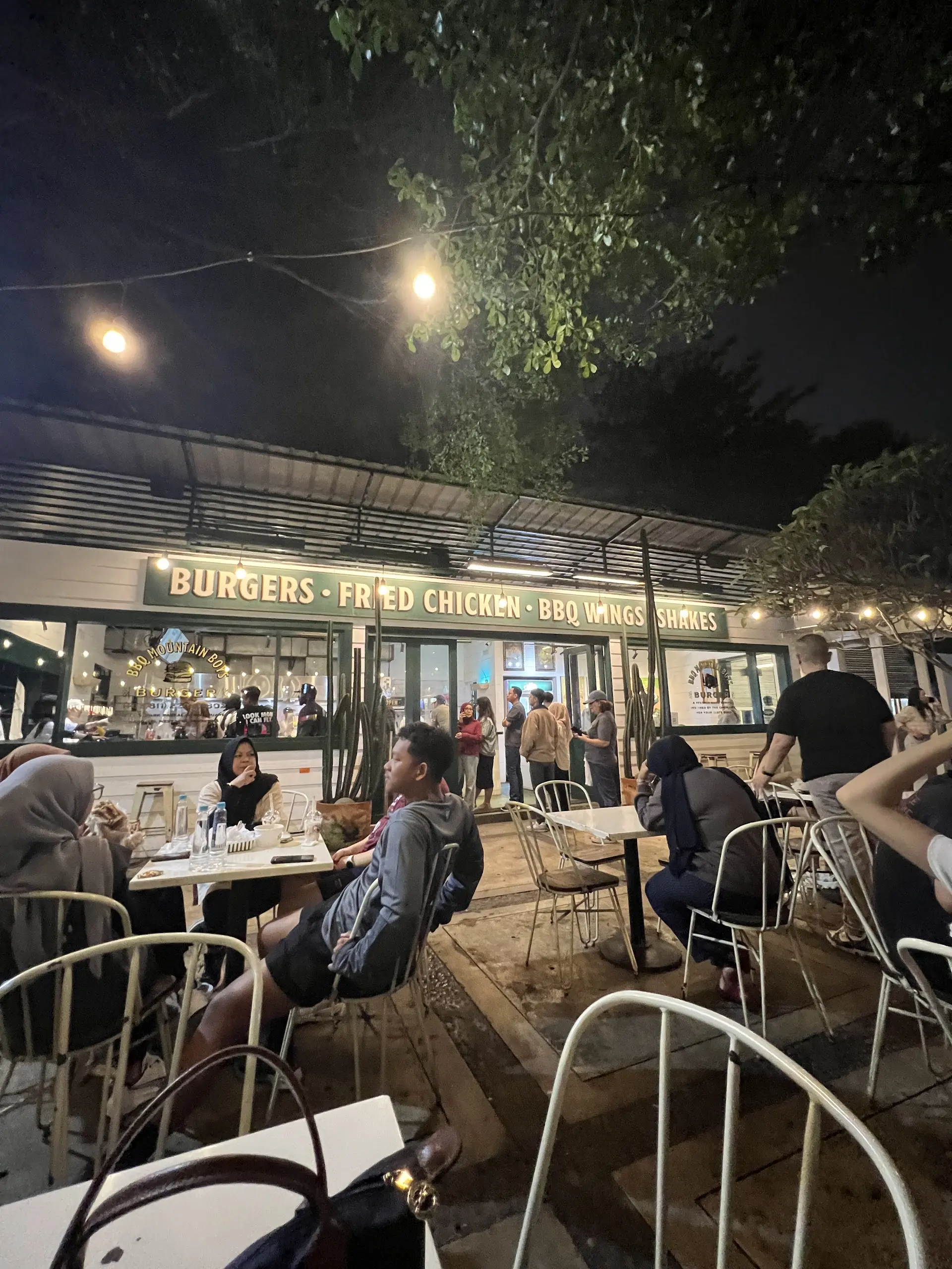 排队1小时就为这冷汉堡？万隆这家TikTok爆款我替你试了！ 2