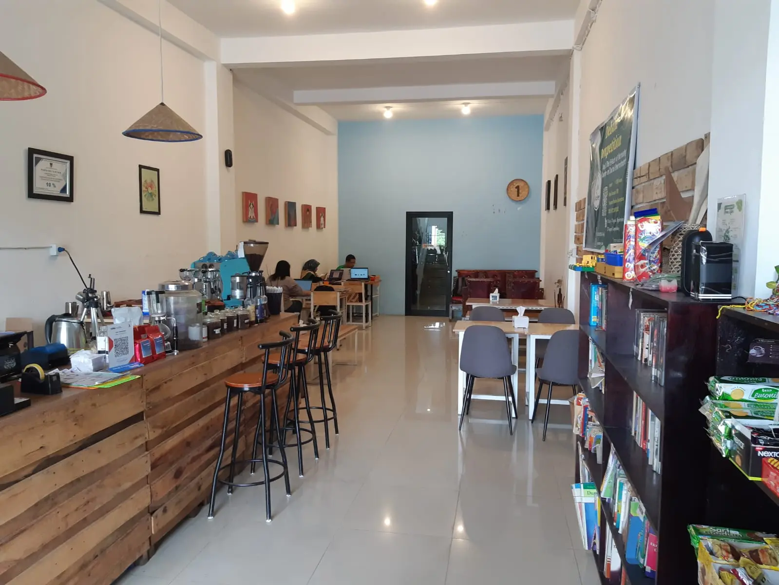 Badung students & digital nomads: Gatekeep this rooftop cafe with power outlets 5