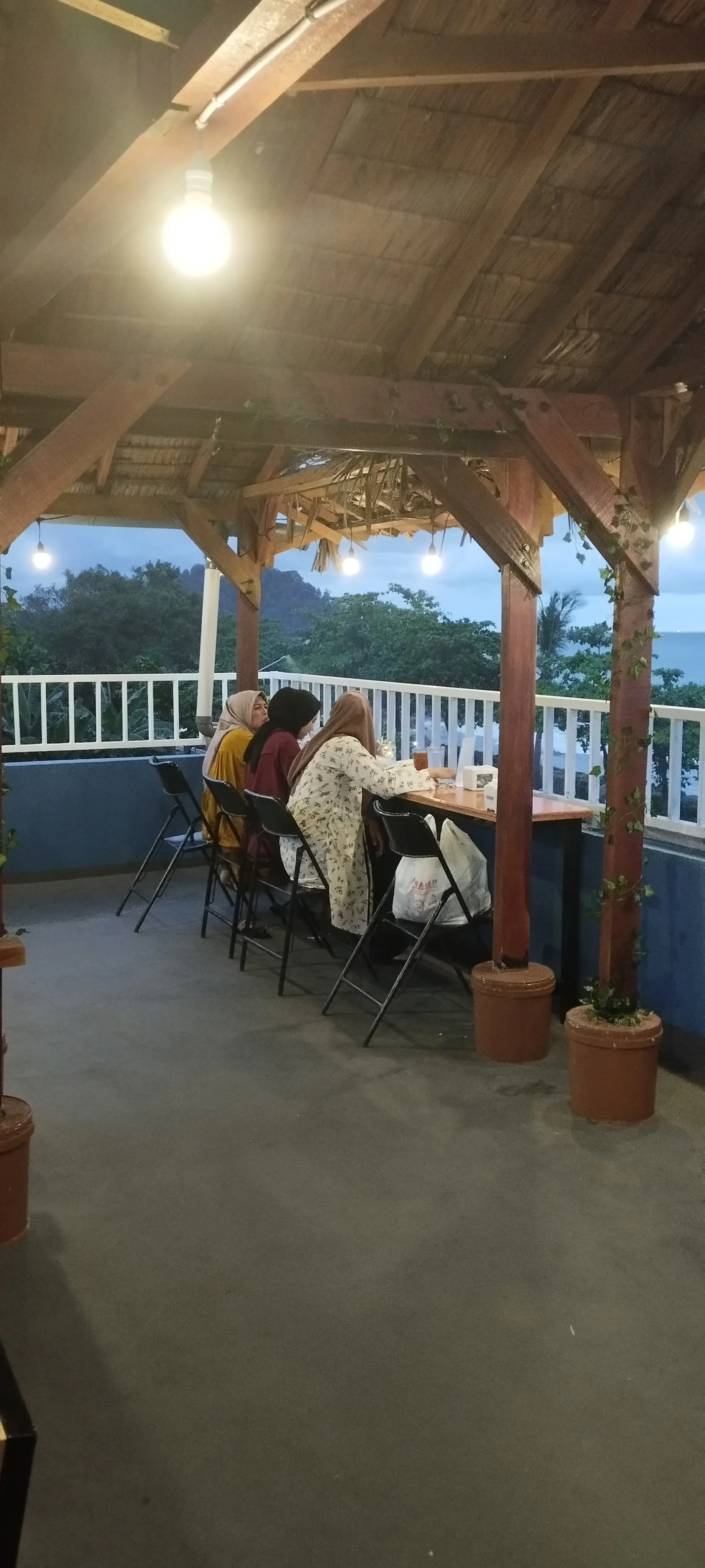 Badung students & digital nomads: Gatekeep this rooftop cafe with power outlets 3