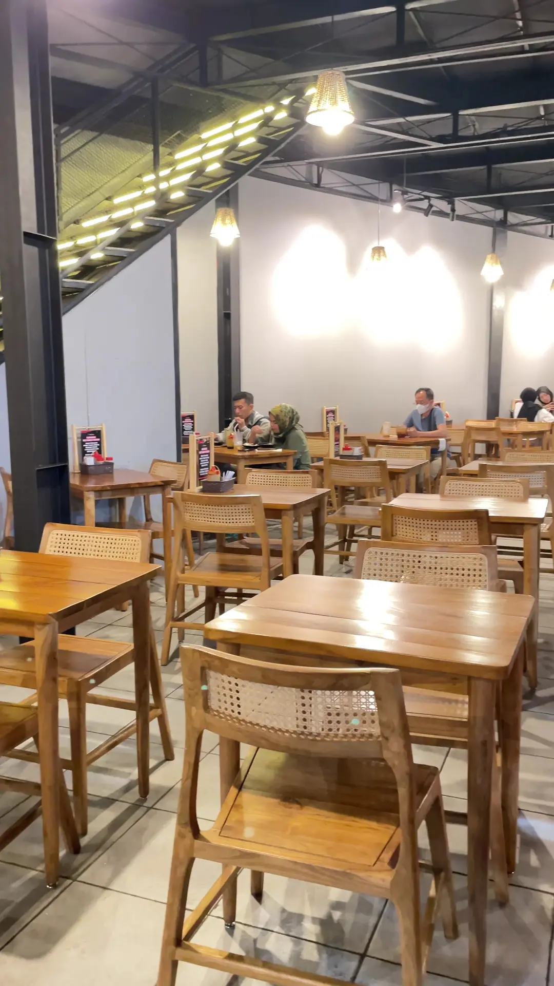 Google 4.8分，但卫生和服务…万隆这家网红Sambal我劝你慎来 2