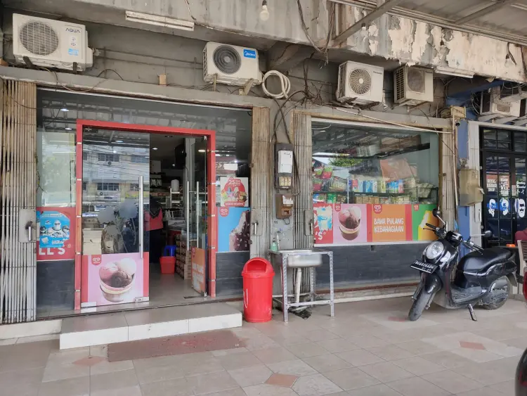 Toko Roti Disneyland 1