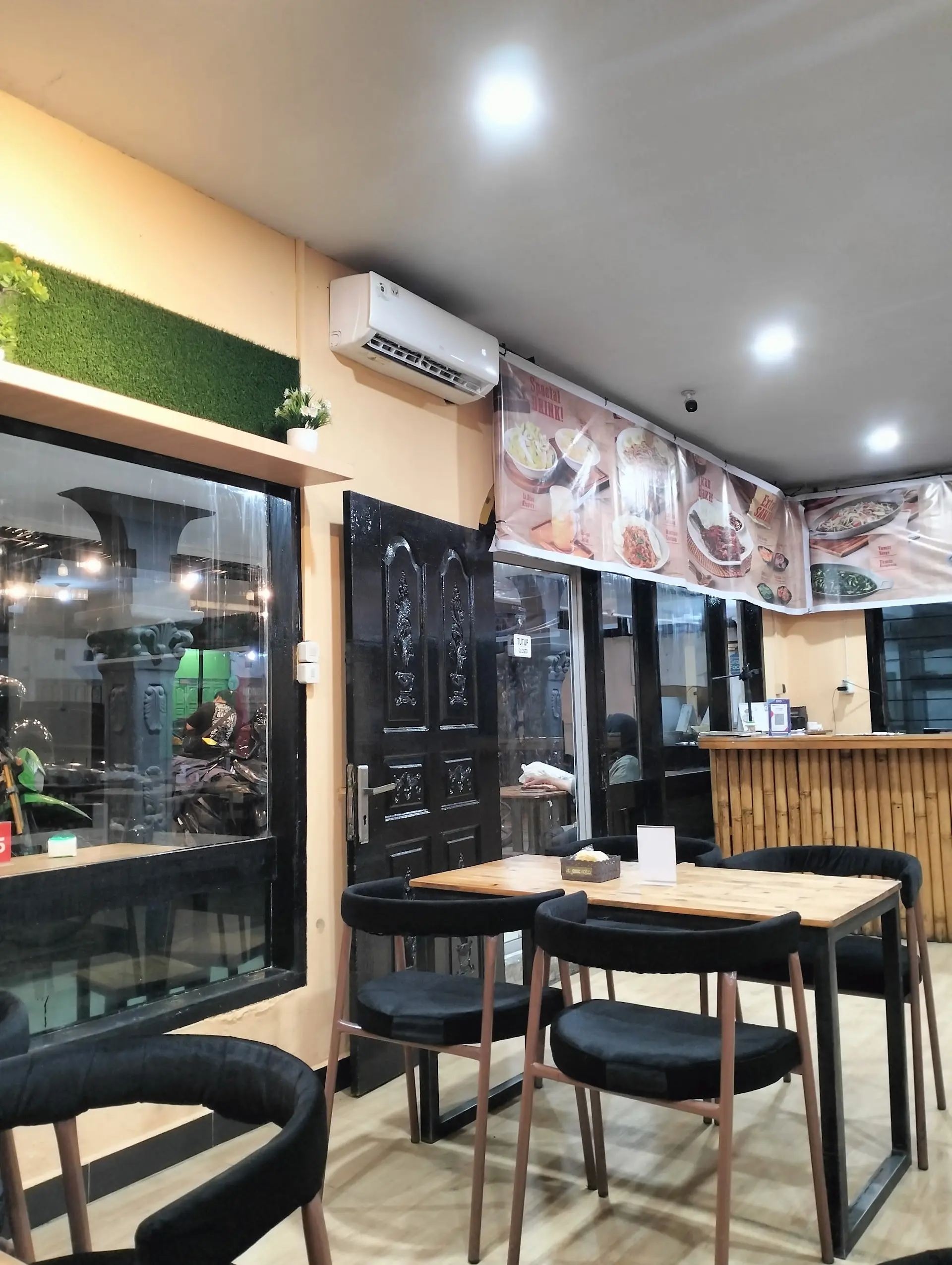 A 1-hour wait for 25k rainbow Bakmi? What's the hype with this Medan spot? 2