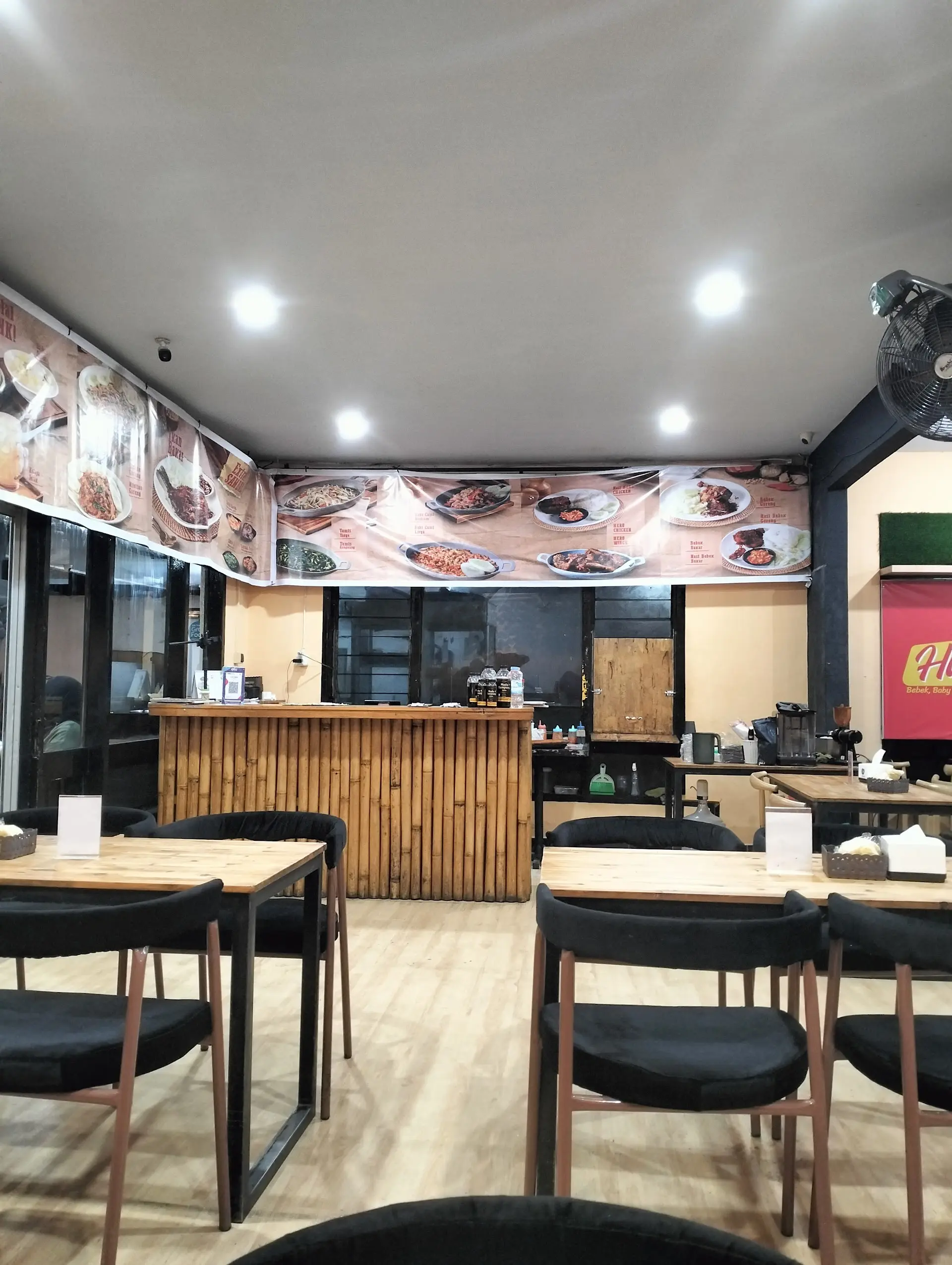 A 1-hour wait for 25k rainbow Bakmi? What's the hype with this Medan spot? 4