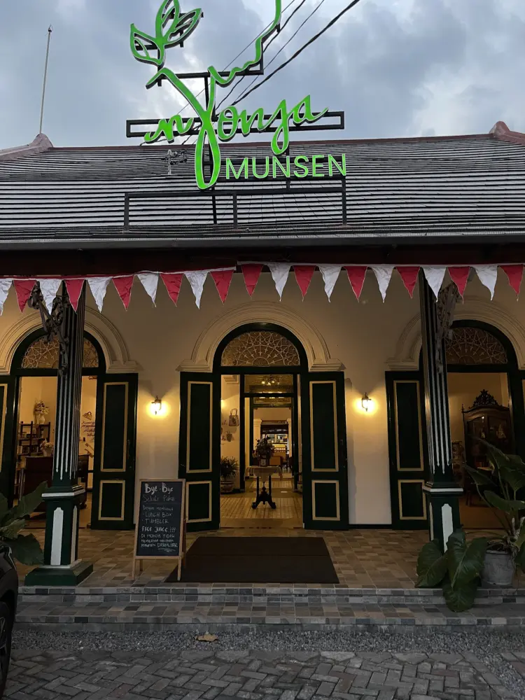 Njonja Munsen Coffee Dining & Space 1