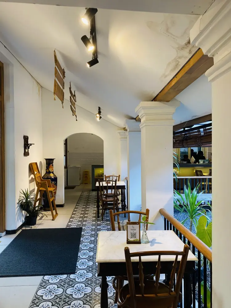 Njonja Munsen Coffee Dining & Space 7