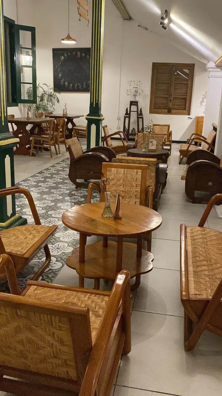 Njonja Munsen Coffee Dining & Space 10