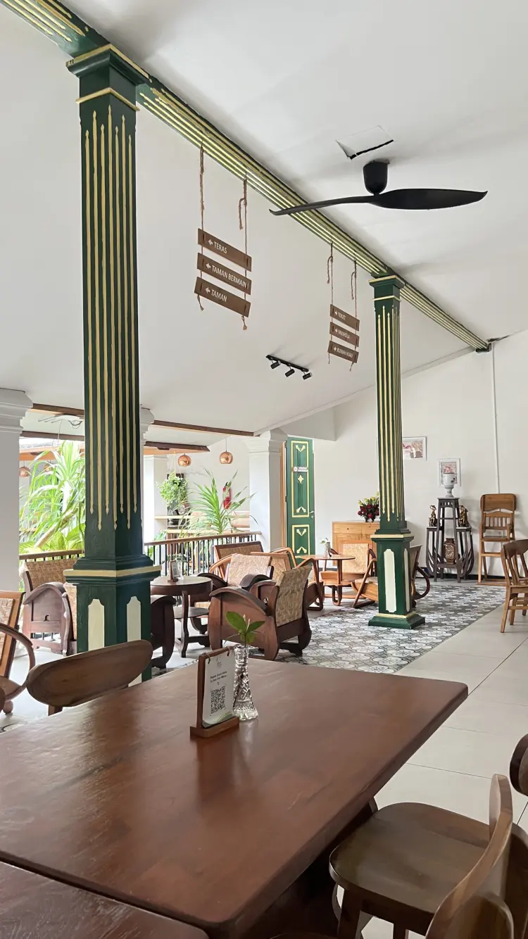 Njonja Munsen Coffee Dining & Space 9